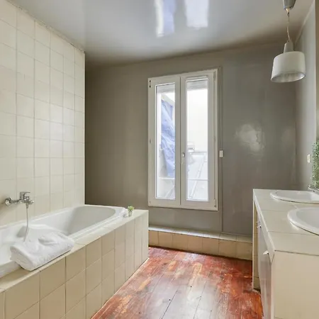 Spacious & Lovely Flat-up To 10 Guests-paris 10 Parigi